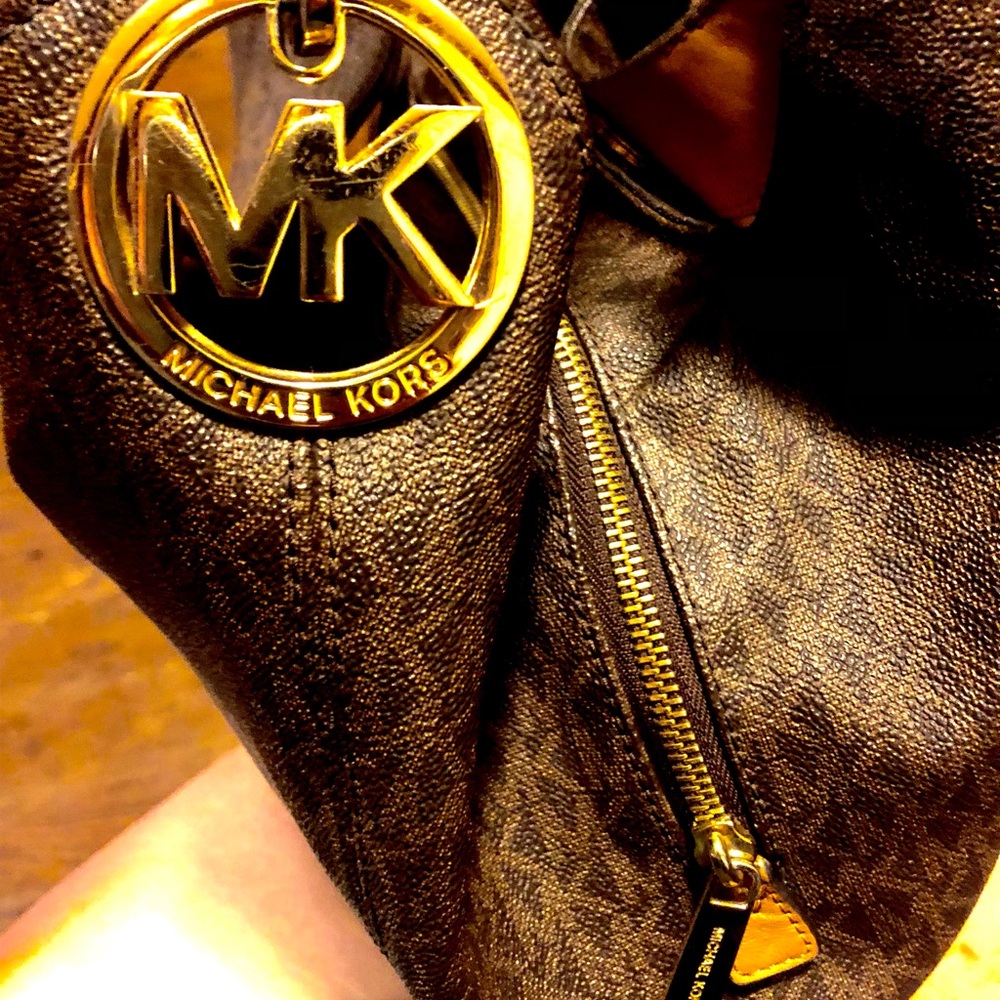 Michael Kors original Purse not sure of size buts it’s 14 inches long